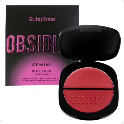 Duo blush de Ruby Rose. Embalagem compacta preta com o nome do produto e da marca em letras rosa. O blush duo apresenta duas versões de blush em um formato redondo, sendo uma cor rosa escura.