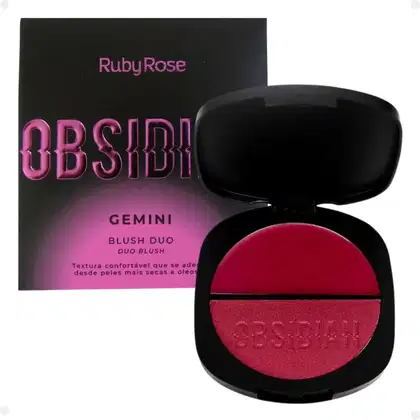 Duo blush de Ruby Rose. Embalagem compacta preta com o nome do produto e da marca em letras rosa. O blush duo apresenta duas versões de blush em um formato redondo, sendo uma cor rosa escura.
