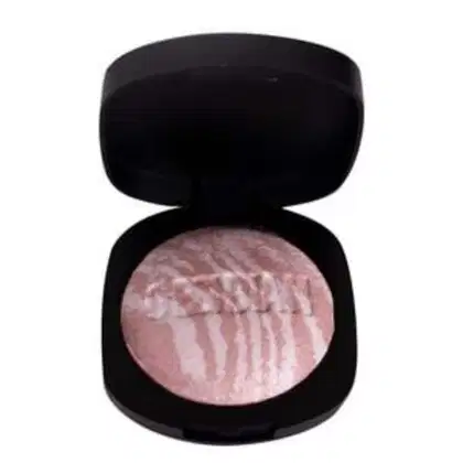 Blush multifuncional em embalagem preta arredondada. O interior revela um pó prensado de tom rosado claro com veios mais escuros. Não há rótulos ou textos visíveis na embalagem compacta.