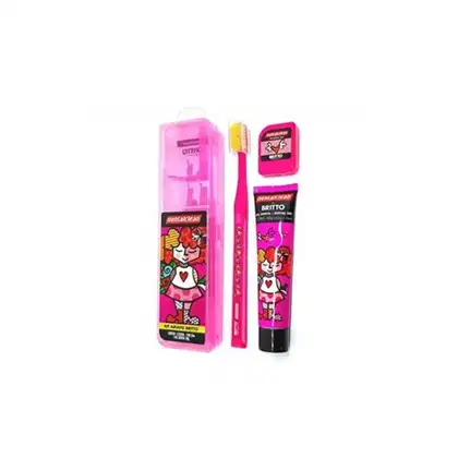 O produto apresentado é um kit de higiene bucal infantil da marca Dentalclean, com escova, pasta de dente e fio dental. Todos os produtos são estilizados com padronagem de Romero Britto e cor rosa.