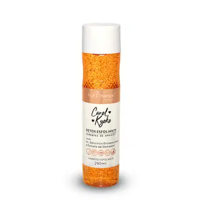 Frasco de shampoo esfoliante da marca Carol Kyoko, com 290ml de volume, embalagem branca e laranja, contendo informações sobre os ingredientes e benefícios do produto.