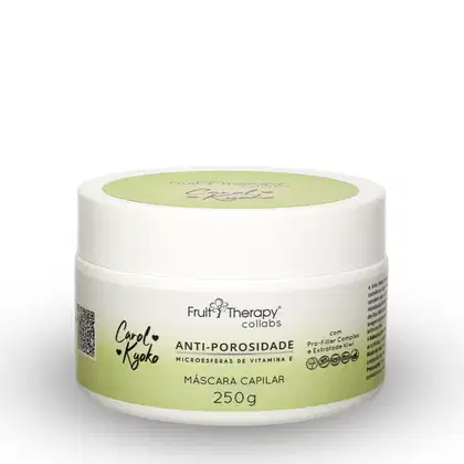 A imagem mostra um pote branco e tem detalhes na cor verde, com o nome da linha  Fruit Therapy Collabs Carol Kyoko Antiporosidade. Também indica que é um produto vegano, sem sal, sem parabenos e sem corantes.