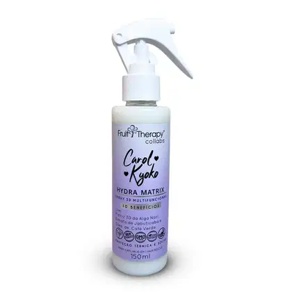 A imagem mostra um frasco com borrifador branco de um produto capilar Fruit Therapy, da linha Carol Kyoko Hydra Matrix". O frasco é roxo e descreve que é um "spray 3D multifuncional" com 10 benefícios e vegano.