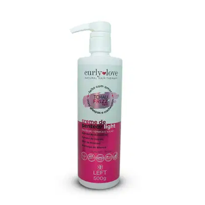 A imagem mostra um creme de pentear para cabelos com curvatura em uma embalagem plástica branca com uma bomba dosadora. Com detalhes em cor-de-rosa, possui 500g e é vegano.