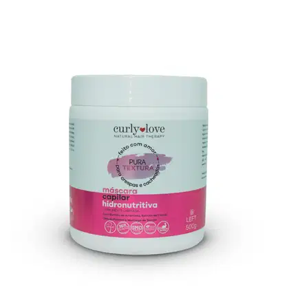 A imagem mostra um pote de 500g uma máscara capilar hidratante da linha de produtos para cabelos "Curly Love". A embalagem é de cor branca e rosa. O rótulo também destaca que é totalmente liberado, vegano, sem GMO, sem petrolatos e sem parabenos.