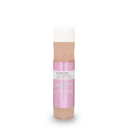 A imagem mostra um frasco transparente com rótulo rosa e tampa branca de 290ml do condicionador da linha Fruit Therapy Vegan Lichia. O design traz cores vivas e informações detalhadas sobre benefícios, composição, certificações veganas e cruelty free.