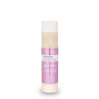 A imagem mostra um frasco transparente com rótulo rosa e tampa branca de 290ml do condicionador da linha Fruit Therapy Vegan Lichia. O design traz cores vivas e informações detalhadas sobre benefícios, composição, certificações veganas e cruelty free.
