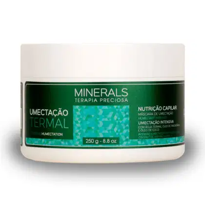A imagem traz a máscara de tratamento da linha Minerals Terapia Preciosa Umectação Capilar. O produto vem em um pote de 250g feito de plástico branco com rótulo verde, e promete umectação intensiva aos fios.