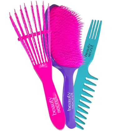 Escova grande com cerdas rígidas em rosa vibrante. Escova média com cerdas em roxo escuro. Escova pequena com dentes largos em azul turquesa. Os diferentes tamanhos e formatos das escovas sugerem que são projetadas para diferentes tipos de cabelo
