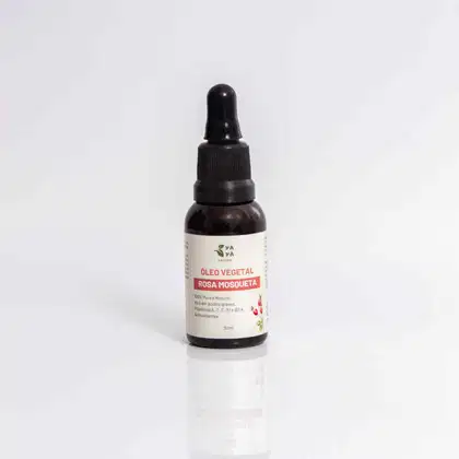 Óleo vegetal de rosa mosqueta em frasco de vidro com conta-gotas, rótulo branco e verde com informações sobre o produto 100% natural.