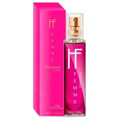 Perfume feminino em frasco de vidro transparente com tampa de metal rosado. Embalagem retangular rígida na cor rosa vibrante.