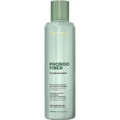 Condicionador da linha Proboo Fiber da marca Prohall Professional. A embalagem é um frasco possui um rótulo com informações sobre o produto, como sua função de reconstrução intensiva para cabelos danificados.