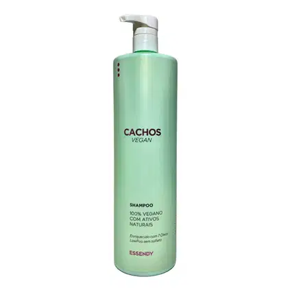 Shampoo Cachos Vegan. O frasco possui uma coloração verde clara e um rótulo com o nome da marca e a informação de que o produto é 100% vegano e contém ativos naturais. O frasco possui um dispensador na parte superior.