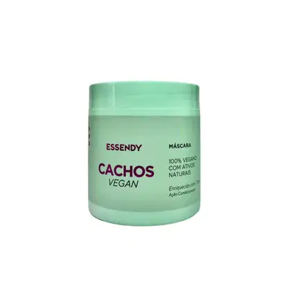 Máscara capilar Essendy, com o nome "Cachos Vegan" impresso no rótulo. A embalagem é um recipiente cilíndrico de cor verde clara, com uma tampa na parte superior. O rótulo também indica que o produto é 100% vegano e contém ativos naturais.