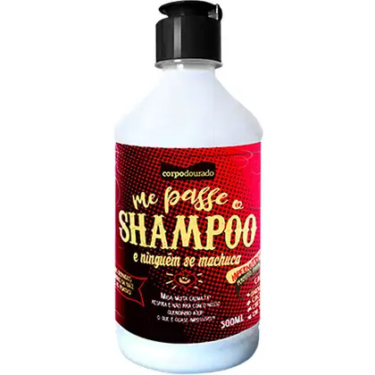 A imagem mostra um frasco branco de 500ml de shampoo com rótulo vermelho escrito com letras amarelas.