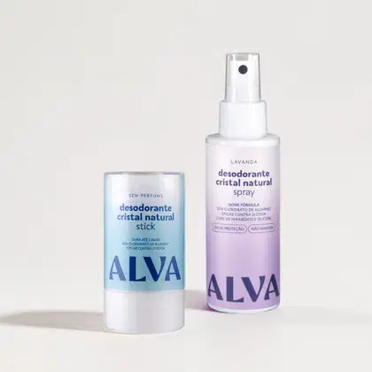 Dois produtos de desodorante cristal natural da marca ALVA: um desodorante em bastão e um spray, ambos com embalagens brancas e azuis, exibindo o nome da marca e informações sobre a fórmula sem perfume e sem parabenos.