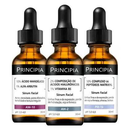 Três frascos de sérum facial da marca Principia, contendo diferentes formulações: AM-10 com ácido mandélico e alfa-arbutina, AH-2 com ácidos hialurônicos e vitamina B5, e PM-10 com complexo de peptídeos matrixyl. 