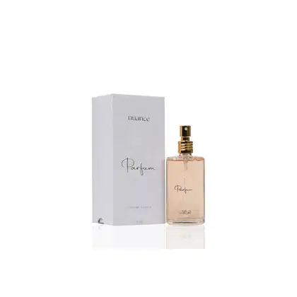 Perfume capilar. A embalagem consiste em um frasco de vidro com um spray na parte superior, embalado em uma caixa branca com o nome da marca impressa.