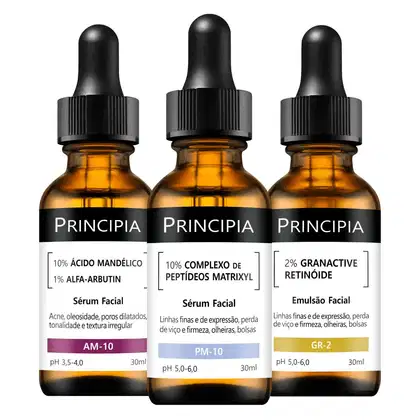 Três frascos de soro e emulsão facial da marca Principia, com rótulos indicando os ingredientes e benefícios de cada produto, como ácido mandélico, complexo de peptídeos matrixyl e retinóide granativo.