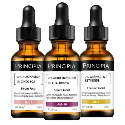 Três frascos de sérum e emulsão facial da marca Principia, contendo ingredientes como niacinamida, ácido mandélico e retinóide granativo. Os frascos possuem rótulos pretos com informações sobre os produtos.