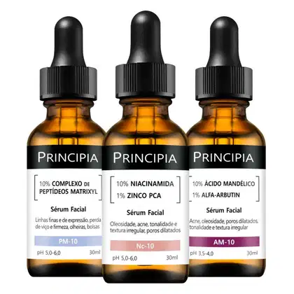 Três frascos de soro facial da marca Principia, contendo diferentes formulações com ingredientes como complexo de peptídeos matrixyl, niacinamida e ácido mandélico. Os frascos possuem rótulos com informações sobre os benefícios de cada produto.