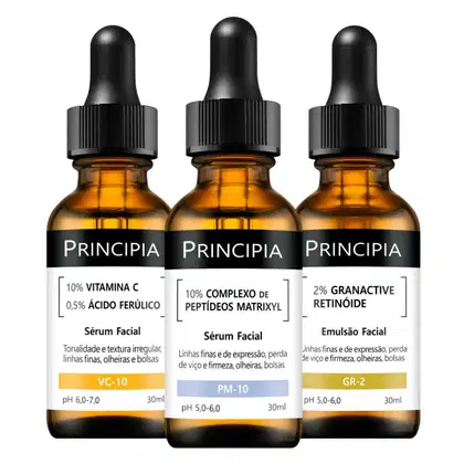 Três frascos de soro facial da marca Principia, contendo 10% de vitamina C, 10% de complexo de peptídeos matrixyl e 2% de granactive retinóide, com rótulos pretos e amarelos.