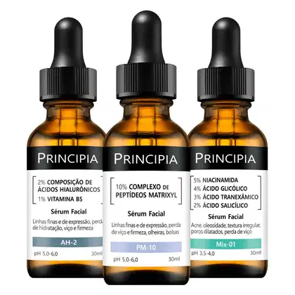 Três frascos de soro facial da marca Principia, contendo diferentes formulações com ácidos hialurônicos, peptídeos e outros ativos. Os frascos possuem rótulos pretos com o nome da marca e informações sobre os ingredientes e benefícios de cada produto.