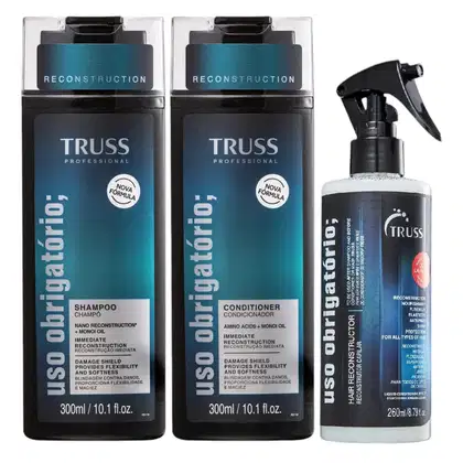 Um frasco de shampoo e um de condicionador da marca Truss Professional e um frasco de spray da mesma marca em embalagem preta. Os produtos apresentam informações sobre sua fórmula e propriedades de reconstrução e proteção.