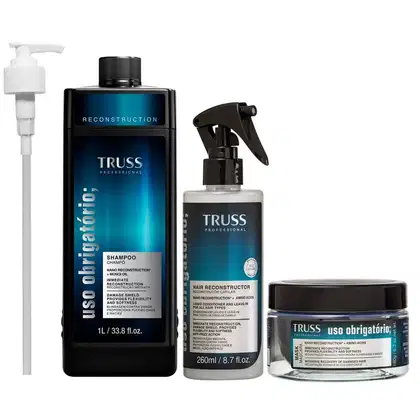 Conjunto de produtos de reconstrução capilar da marca TRUSS, incluindo shampoo, condicionador e máscara em embalagens plásticas pretas e azuis com rótulos e textos informativos.