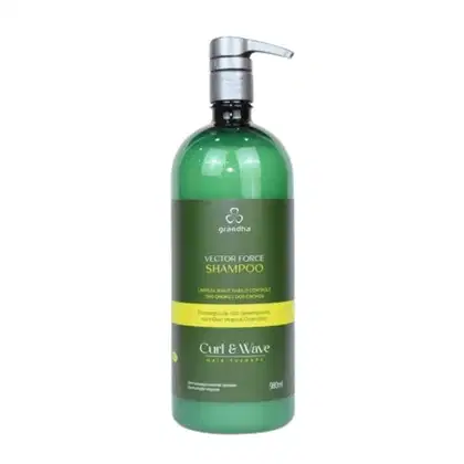 Frasco verde de shampoo da linha Curl & Wave da marca Grandha, com rótulo amarelo e texto "Vector Force Shampoo". Possui um dispensador de bomba na parte superior.