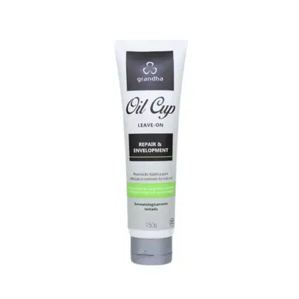 Tubo de 150g do produto de beleza Grandha Oil Cup, com embalagem branca e preta, rotulado como "Leave-on" e "Repair & Envelopment", indicando um tratamento para reparação e volume dos cabelos.