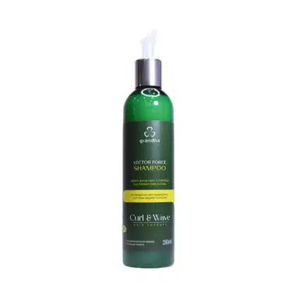 Frasco de shampoo Grandha Vector Force, com embalagem verde e rótulo destacando o nome do produto e a linha "Curl & Wave Hair Therapy". O produto é apresentado em um recipiente com bomba dosadora.