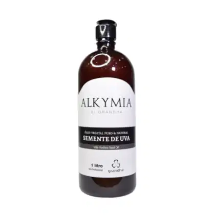 Frasco de óleo vegetal puro e natural de semente de uva da marca Alkymia, com rótulo branco e preto, contendo 1 litro do produto.