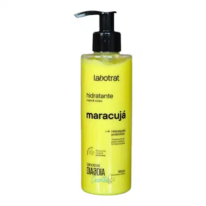 O produto mostrado na imagem é um hidratante corporal da marca Labotrat, na fragrância de maracujá. O frasco possui um design simples, com uma embalagem de plástico transparente de cor amarela.