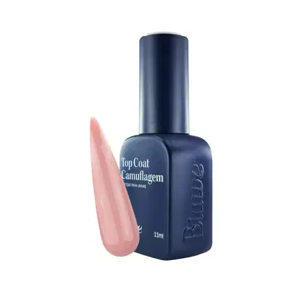 A imagem mostra o top coat camuflagem da marca Bluwe, com frasco azul marinho opaco com tampa da mesma cor. Parte frontal com o nome do produto "Top Coat Camuflagem" e a descrição "top coat para unhas" em letras brancas. Traz amostra de cor bege intenso.