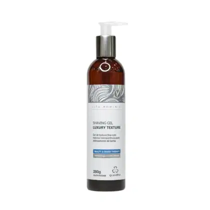 Frasco de gel de barbear da marca Vita Hominis, com textura de luxo, em embalagem de 280g, com rótulo branco e cinza destacando os benefícios para beleza e barba.