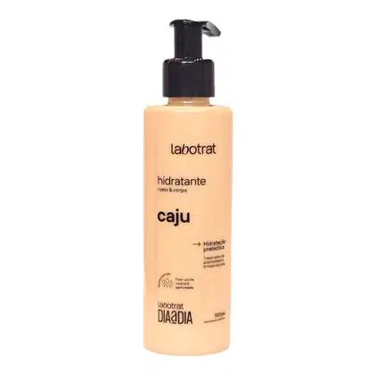 O produto apresentado é um hidratante corporal da marca Labotrat, na fragrância Caju. O frasco é de plástico preto com um dispensador na parte superior.