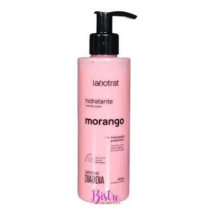 O produto exibido na imagem é um hidratante corporal da marca Labotrat, com a fragrância de morango. O frasco possui um design simples, com uma bomba doseadora preta na parte superior.