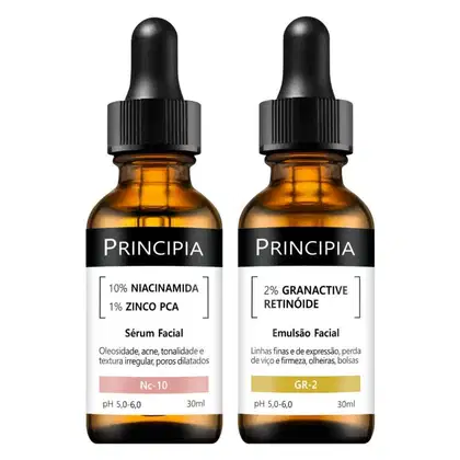 Dois frascos de emulsão facial da marca Principia, contendo 10% de niacinamida e 1% de zinco PCA, e 2% de retinóide granativo, respectivamente. Embalagens de vidro âmbar com conta-gotas pretos e rótulos pretos com informações sobre os produtos.