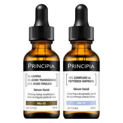 Dois frascos de soro facial da marca Principia, contendo ingredientes como cafeína, ácido tranexâmico e complexo de peptídeos matrixyl. Os frascos possuem rótulos pretos com informações sobre o pH e volume do produto.