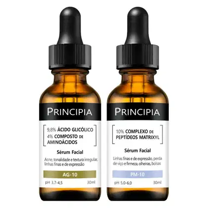 Dois frascos de soro facial da marca Principia, com rótulos pretos e detalhes em laranja. O primeiro é o soro AG-10 com ácido glicólico e aminoácidos, enquanto o segundo é o soro PM-10 com complexo de peptídeos matrixyl, ambos com 30ml.