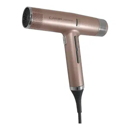 A imagem mostra o secador de cabelo da marca GA.MA Italy. Ele possui o corpo em metal escovado na cor rosa dourado. Possui um bocal arredondado com aberturas de ventilação. O cabo é ergonômico com botões de controle de temperatura e velocidade.