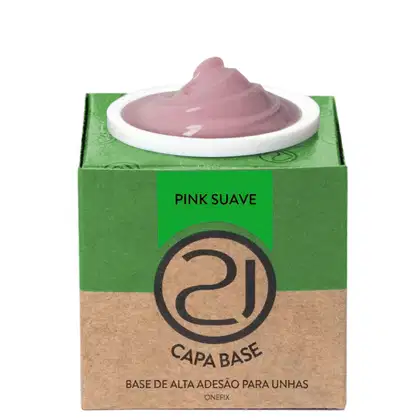 A imagem mostra uma base de alta adesão para unhas. O produto vem em uma embalagem retangular de papelão verde e marrom. No centro, há um recipiente branco contendo o produto, que parece ser um gel em tom rosa.
