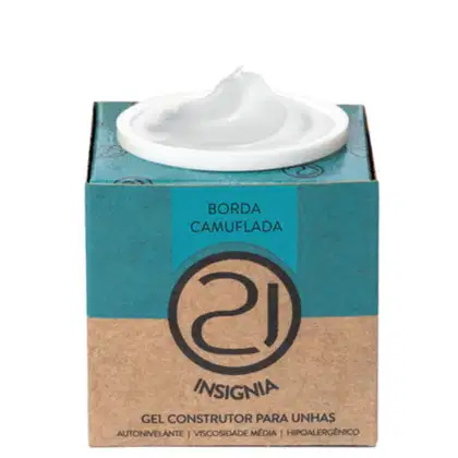 A imagem mostra o gel construtor para unhas em uma embalagem retangular de papelão na cor turquesa e bege, com o logotipo da marca em preto. Contém um pote branco com o produto gel em tom branco aparecendo no topo.
