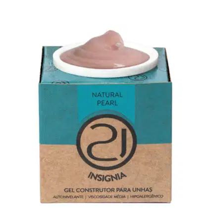 A imagem mostra o gel construtor para unhas em uma embalagem retangular de papelão na cor turquesa e bege, com o logotipo da marca em preto. Contém um pote branco com o produto gel em tom nude aparecendo no topo.