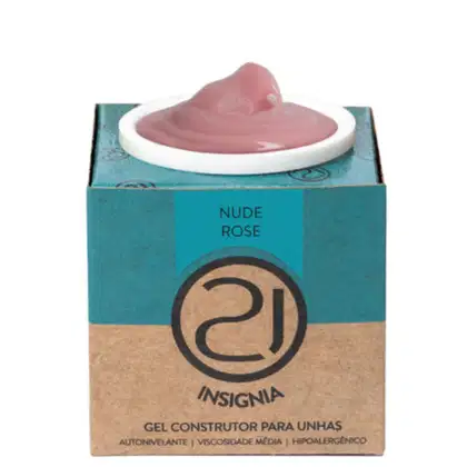 A imagem mostra o gel construtor para unhas em uma embalagem retangular de papelão na cor turquesa e bege, com o logotipo da marca em preto. Contém um pote branco com o produto gel em tom nude aparecendo no topo.