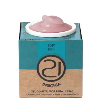 A imagem mostra o gel construtor para unhas em uma embalagem retangular de papelão na cor turquesa e bege, com o logotipo da marca em preto. Contém um pote branco com o produto gel em tom rosa aparecendo no topo.