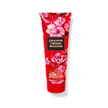 Hidratante corporal da Bath & Body Works com aroma de flor de cerejeira japonesa, embalagem vermelha com estampa floral, rótulo com o nome do produto em destaque.