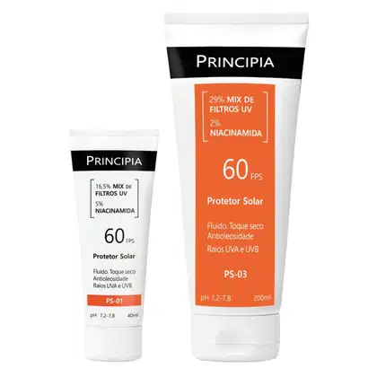 Dois frascos de protetor solar da marca Principia, um com 40ml e outro com 200ml, ambos com rótulos em preto e laranja indicando FPS 60 e composição com filtros UV e niacinamida.