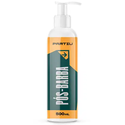 Produto de cuidados pessoais em embalagem plástica com bomba dosadora. Frasco cilíndrico de 500ml. Rótulo com fundo laranja e detalhes em verde e branco. Texto "Partiu" e "Pós-Barba" em letras grandes.